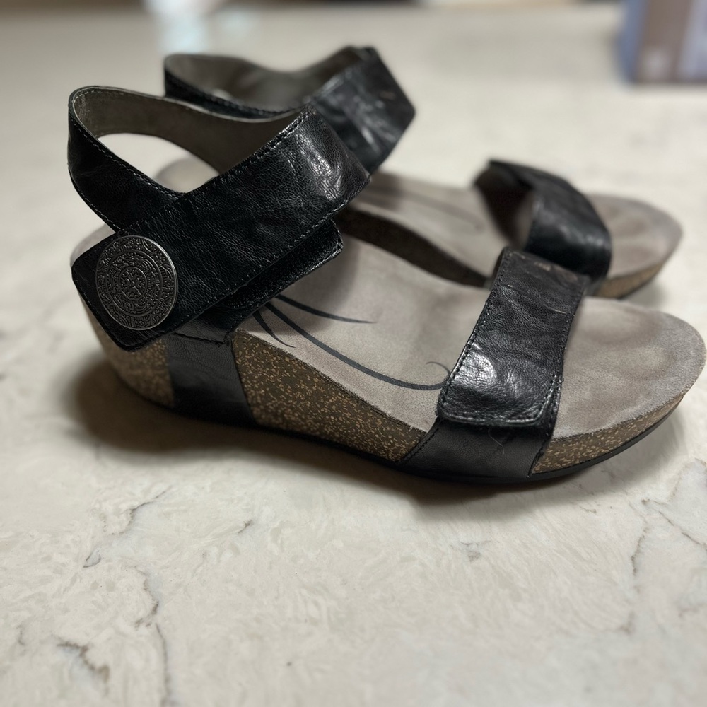 Abeo Una Wedge Sandals.